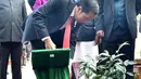 Presiden Joko Widodo didampingi Ibu Negara Iriana Joko Widodo menanam pohon Tanjung saat mengunjungi National Martyrs’ Memorial di Savar, Bangladesh (28/1). (Liputan6.com/Pool/Rusman Biro Pers Setpres)