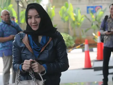 Terpidana Bupati Kutai Kartanegara Rita Widyasari tiba di Gedung KPK, Jakarta, Rabu (3/7/2019). Rita diperiksa sebagai tersangka dugaan tindak pidana pencucian uang (TPPU) senilai Rp 436 miliar terkait pemberian izin perkebunan kelapa sawit. (merdeka.com/Dwi Narwoko)