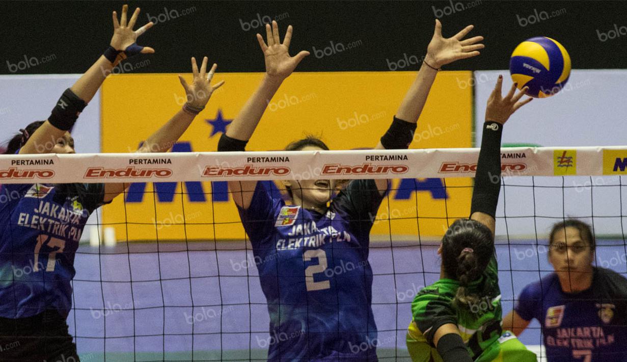 Pevoli Jakarta Elektrik PLN, Wang Yi Mei, melakukan blocking saat melawan Gresik Petrokimia. Hasil itu memastikan langkah Jakarta Elektrik PLN ke final Proliga 2016. (Bola.com/Vitalis Yogi Trisna)