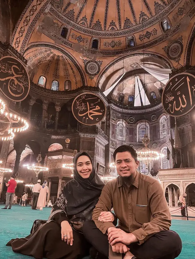 7 Potret Oki Setiana Dewi dan Suami yang Jarang Tersorot, Mesra Banget