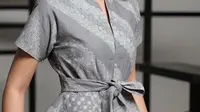 6 Model Baju Batik dengan Ikat Pinggang di Bawah Dada 2025, Bikin Siluet Tubuh Proporsional