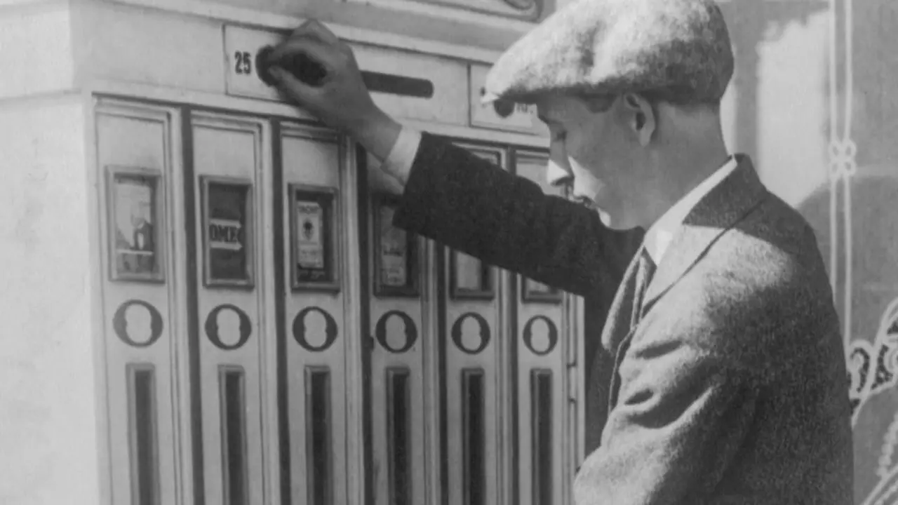 Konsumen sedang membeli makanan dari mesin Automat, cikal bakal restoran cepat saji pada awal Abad ke-20 (Smithsonian Museum)