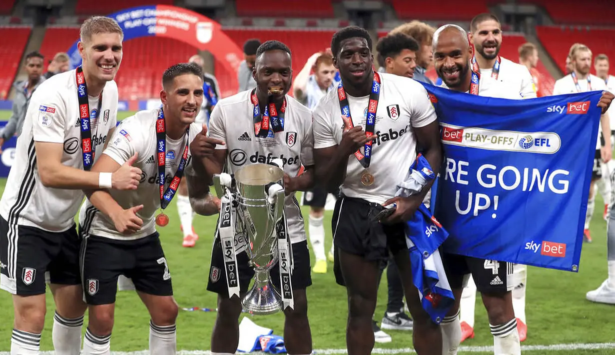 Para pemain Fulham melakukan selebrasi usai menang atas Brentford pada laga final play-off Divisi Championship di Stadion Wembley, Rabu (5/8/2020). Kemenangan tersebut membawa Fulham kembali ke Premier League. (Mike Egerton/PA via AP)