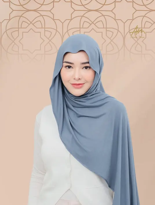 Pilihan warnanya mencerminkan perpaduan antara kesan berani dan feminin yang cocok untuk berbagai suasana, termasuk momen spesial seperti Lebaran.  [@ambyamandamanopo].