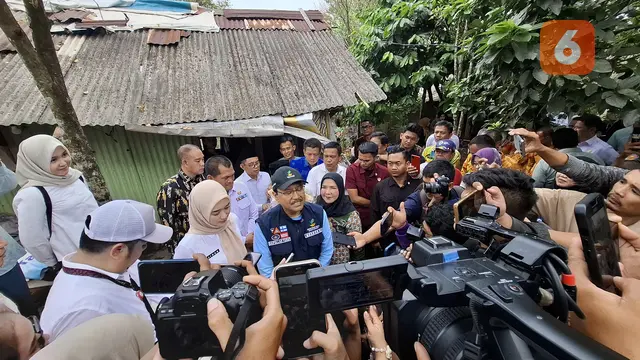 Mensos. Saifullah Yusuf saat mengunjungi rumah calon siswa Sekolah Rakyat di Bandar Lampung. Foto : (Liputan6.com/Ardi).