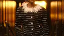 Lupita Nyong’o, duta CHANEL dan pemeran utama dalam film The Wild Robot yang dinominasikan sebagai Film Animasi Terbaik ini mengenakan jaket tweed hitam putih berhiaskan bulu yang dipadukan dengan celana pendek senada dari koleksi Spring-Summer 2025 Ready-to-Wear.  [Dok/CHANEL].