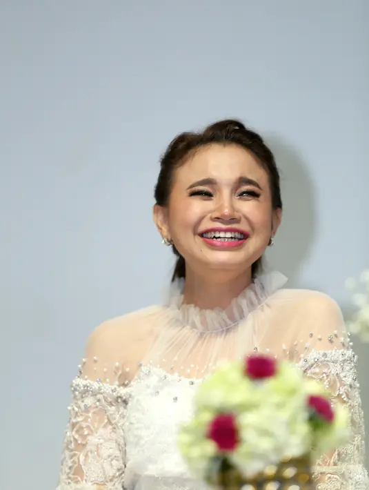 Ditemui di Lotte Shopping Avenue, Kuningan, Jakarta Selatan, Kamis (1/2/2018), Rossa menceritakan bahwa beberapa kali ia diminta untuk menjaga sikap. Mengingat profesinya sebagai penyanyi. (Nurwahyunan/Bintang.com)