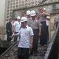 Menteri Yuddy Chrisnandi meninjau gedung Polda Jawa Tengah yang terbakar. (Liputan6.com/Edhie Prayitno Ige)