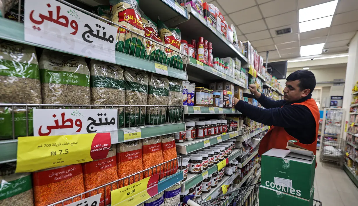 Banyak warga Palestina yang mencari alternatif karena seruan untuk memboikot produk Israel juga berkembang di beberapa negara lain. (Jaafar ASHTIYEH / AFP)