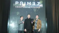 Direktur Marketing Polytron Indonesia Tekno Wibowo (kiri) saat peluncuran smartphone premium asal Indonesia Polytron Prime 7S di Jakarta, Selasa (1/11/2016). (Liputan6.com/Agustin Setyo Wardhani)