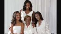 Michelle Obama mengunggah fotonya bersama sang bunda dan dua putrinya yang kini semakin dewasa. (dok. Instagram @michelleobama/https://www.instagram.com/p/BxXQXuZlUsr/Dinny Mutiah)