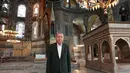 Presiden Turki Tayyip Erdogan mengunjungi Hagia Sophia di Istanbul, Minggu (19/7/2020). Erdogan melakukan kunjungan mendadak ke bangunan kuno tersebut beberapa hari sebelum diselenggarakannya salat pertama usai Hagia Sofia diubah menjadi Masjid. (HO/TURKISH PRESIDENTIAL PRESS SERVICE/AFP)