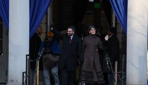 Rama Duwaji mendampingi suaminya, Zohran Mamdani, mengucap sumpah sebagai Wali Kota New York. (dok.ANGELA WEISS / AFP)