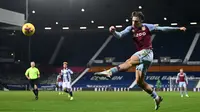 Jack Grealish (Aston Villa) - Enam gol dan sepuluh assist serta 81 umpan kunci yang ia cetak membuat Whoscored memberikan nilai 7,56. Selain penampilannya yang gemilang di musim ini, pemain ini adalah yang paling sering dilanggar oleh lawan sebanyak 110 kali. (Foto: AFP/Pool/Laurence Griffiths)