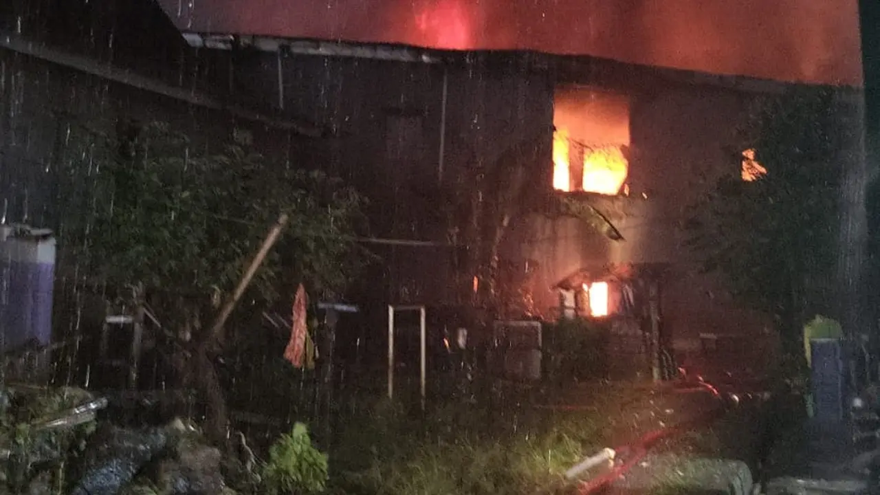 Kebakaran gudang plastik Maros (Liputan6.com/Fauzan)