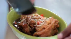  Ayam goreng tepung dari restoran fast food bisa diubah jadi sajian lebih lezat dicampur minuman cola bersoda. 