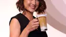 Julie melihat bahwa kopi diakui sebagai bagian gaya hidup. Sebagai pencinta kopi, ia lebih suka dengan kopi tanpa gula. Lantaran memiliki masalah dengan lambung, ia menambahkan dengan susu. (Nurwahyunan/Bintang.com)