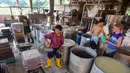 Aktivitas pekerja menyelesaikan pembuatan tahu di salah satu sentra produksi kawasan Pasir Putih, Kota Depok,  Jawa Barat, Senin (8/6/2026). (merdeka.com/Arie Basuki)