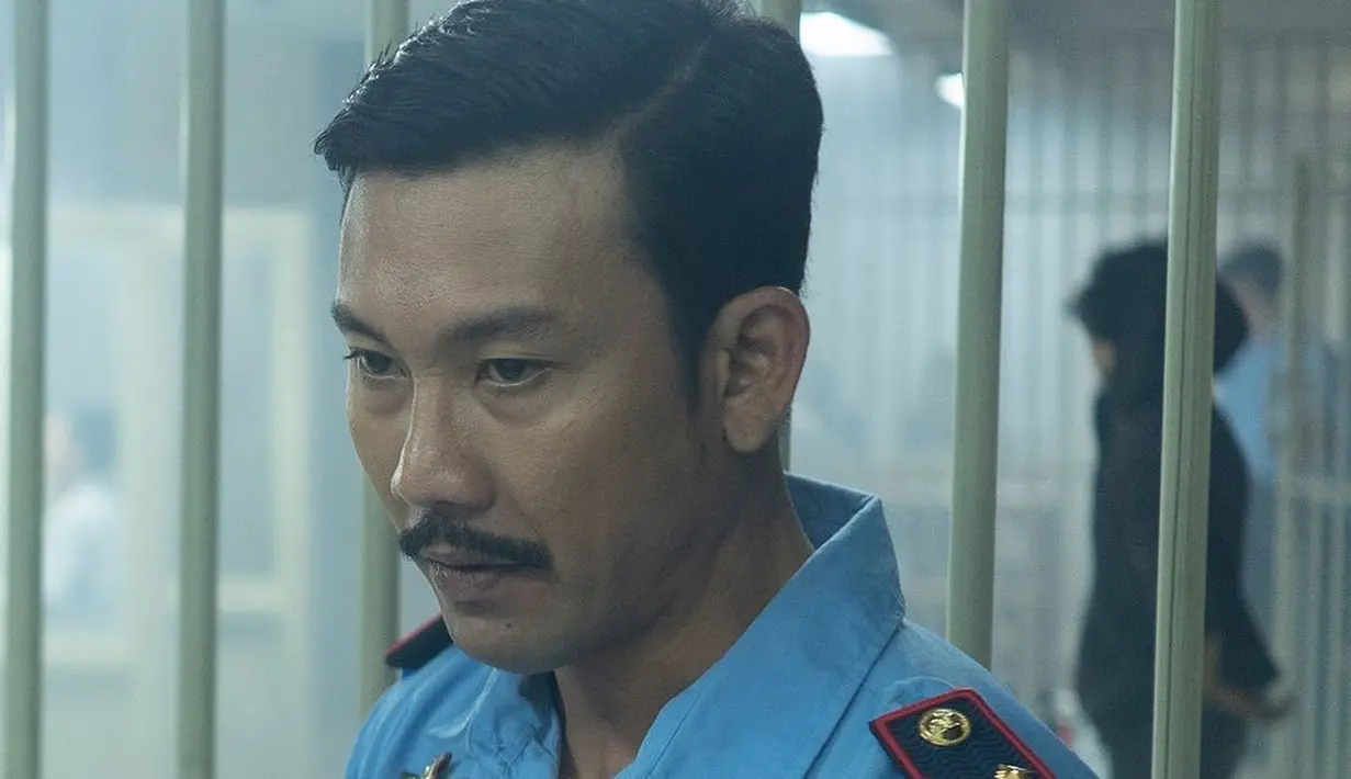 Sejumlah bintang yang tak kalah mencuri perhatian, yakni para narapidana di sel nomor 7 yang dimainkan aktor lintas generasi dari Indro Warkop, Tora Sudiro, Indra Jegel, Rigen Rakelna, hingga Bryan Domani. Ada lagi Denny Sumargo. Ia memerankan kepala lapas, Hendro Sanusi, karakter pendukung yang berkontribusi dalam membalik keadaan lalu mengantar konflik ke titik terang. (Foto: Dok. Instagram @falconpictures_)