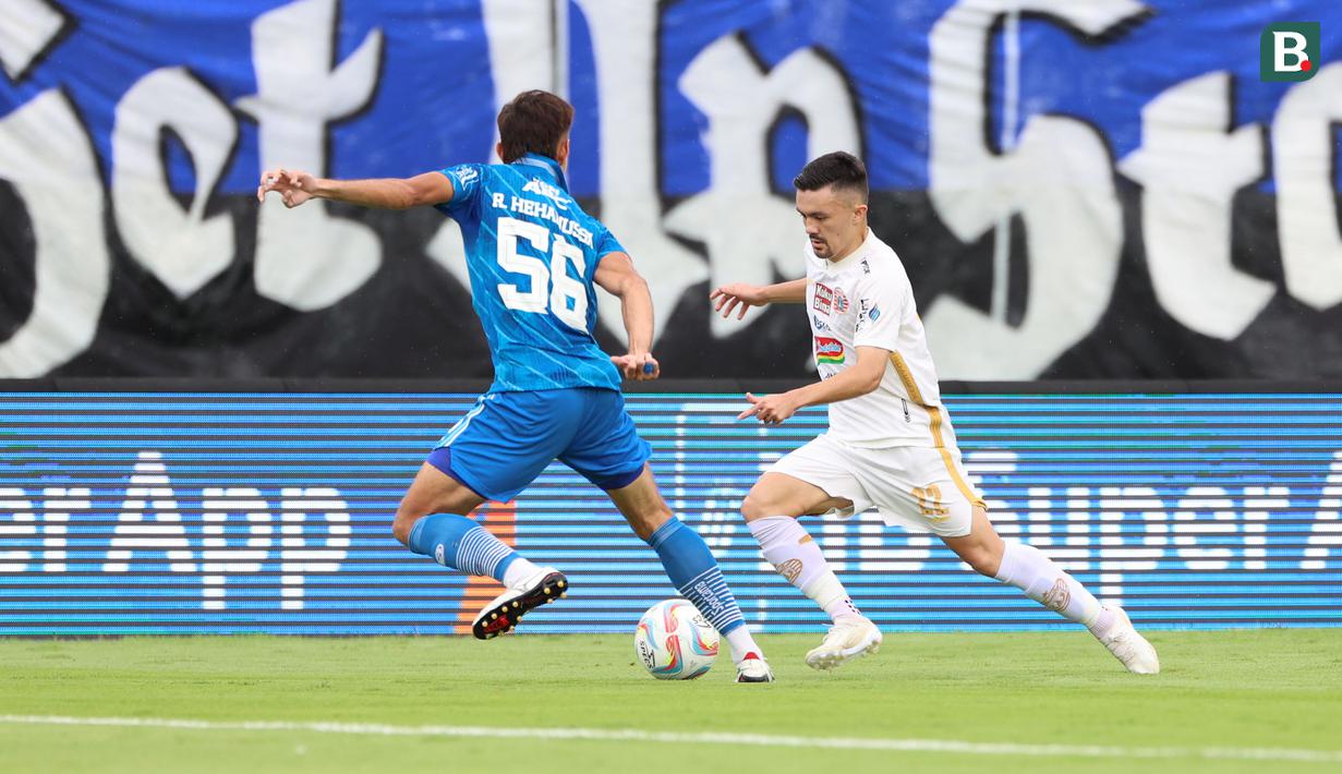 <p>Pemain Persija Jakarta, Oliver Bias (kanan) berusaha melewati pemain Persib Bandung, Rezaldi Hehanussa pada laga pekan ke-28 BRI Liga 1 2023/2024 di Stadion Si Jalak Harupat, Soreang, Kabupaten Bandung, Sabtu (9/3/2024). (Bola.com/M Iqbal Ichsan)</p>