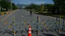 Di sisi lain, Pakistan terus menyerukan agar Amerika Serikat dan Iran tetap menjaga gencatan senjata setelah negosiasi pada putaran pertama berakhir tanpa kesepakatan. Tampak dalam foto, seorang petugas polisi berjaga di pos pemeriksaan yang dibarikade menjelang putaran kedua negosiasi antara kedua negosiasi antara Amerika Serikat dan Iran, di Islamabad, Pakistan, Selasa 21 April 2026. (AP Photo/Anjum Naveed)