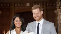 Pangeran Harry dan Meghan Markle memperkenalkan bayi mereka (Dominic Lipinski/AP)