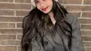 <p>Busana ala musim dingin kali ini Lisa memakai trench coat berwarna abu-abu. Lisa juga menambahkan aksesoris beanie hat berbentuk unik dan lucu. (Instagram/@lalalalisa_m)</p>