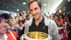 Petenis Swiss Roger Federer membawa trofi Australia Terbuka saat disambut penggemar di Bandara Zurich, di Kloten, Swiss, (30/1). Federer memenangkan final tunggal putramelawan petenis Kroasia Marin Cilic. (Ennio Leanza/Keystone via AP)