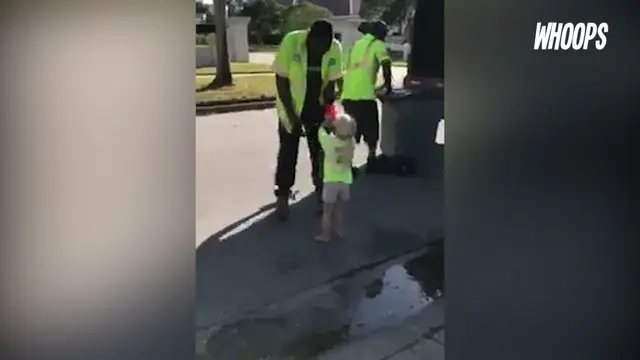 WHOOPS: Aksi Anak Jurnalis Berbagi Pelukan ke Semua Orang
