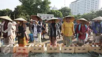 2 Hari Disemen, 9 Petani Wanita Keluhkan Kaki Pegal
