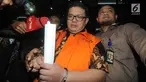 Pengusaha Chandry Suanda alias Afung, penyuap Anggota DPR F-PDIP I Nyoman Dhamantra memakai rompi tahanan usai menjalani pemeriksaan di Gedung KPK, Jakarta, Jumat (9/8/2019). Afung ditahan terkait suap izin impor bawang putih dari Kementerian Pertanian dan SPI dari Kemendag.(merdeka.com/Dwi Narwoko)