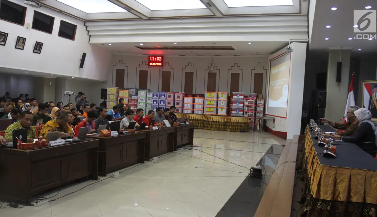 Suasana sosialisasi Sistem Informasi Pencalonan (Silon) di kantor KPU, Jakarta, Senin (7/5). Masyarakat juga bisamelihat profil keluarga, pendidikan sampai organisasi akan ada di Silon. (Liputan6.com/Angga Yuniar)