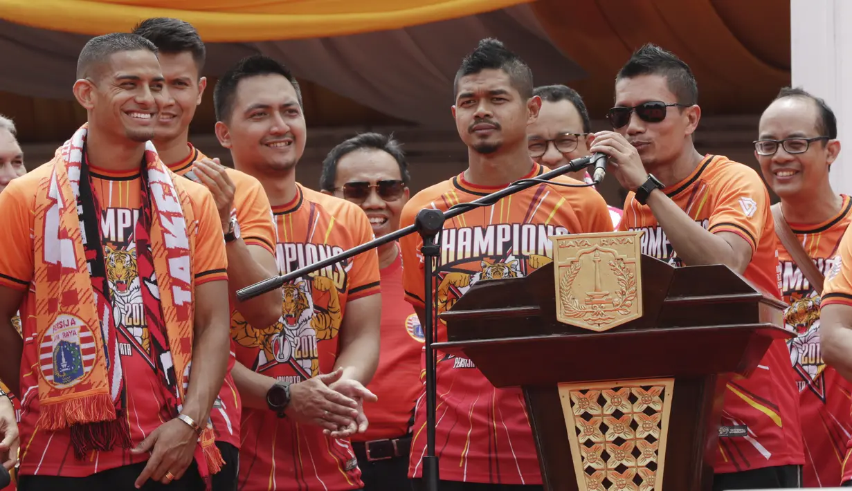 Kapten Persija Jakarta, Ismed Sofyan, memberikan sambutan di Balai Kota, Jakarta, Sabtu (15/12). Pawai tersebut untuk merayakan keberhasilan Persija meraih gelar Juara Liiga 1 Indonesia. (Bola.com/M Iqbal Ichsan)