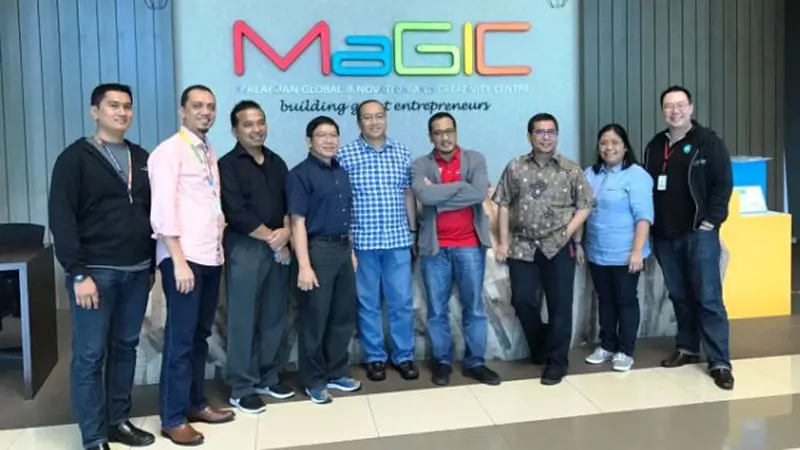 Managing Director Indigo Ery Punta (keempat kanan), CEO Telin Malaysia Oki Wiranto (ketiga kanan), Executive Director Entrepreneurship Developement Malaysia Global Innovation and Creative Center (MAGIC) Johnathan Lee (kanan) berpose bersama di Block 3730