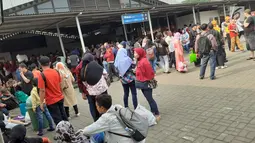 Calon penumpang KRL Commuter Line menanti waktu pemberangkatan di Stasiun Bogor, Jawa Barat, Minggu (4/8/2019). Layanan KRL Commuter Line terhenti sementara akibat padamnya aliran listrik di Jakarta dan sebagian Jawa Barat. (Liputan6.com/Helmi Fithriansyah)
