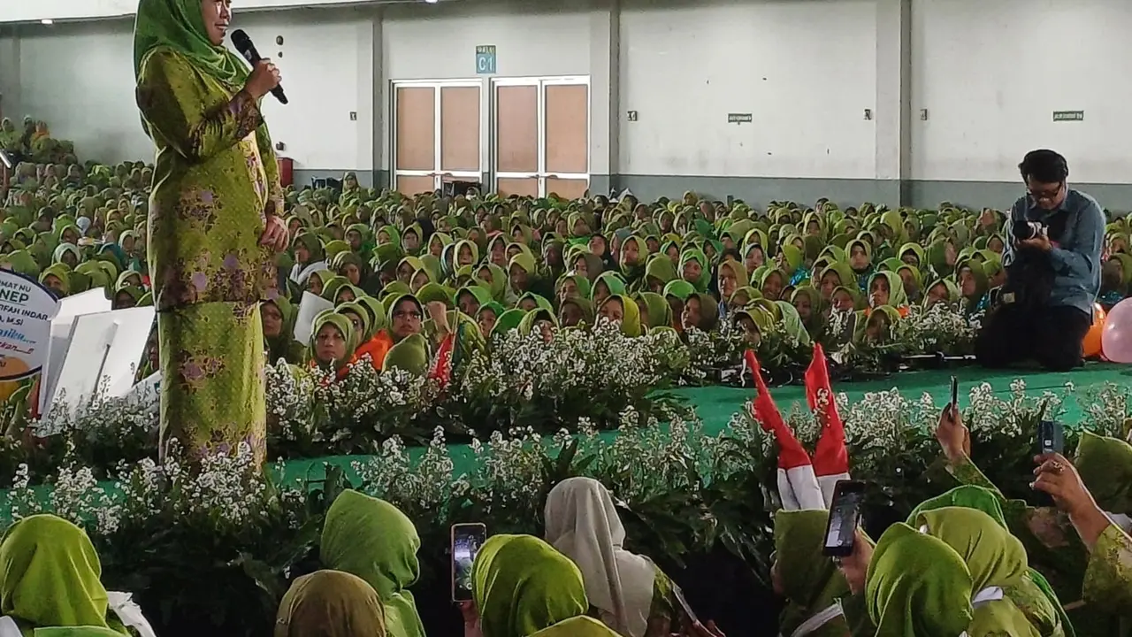 Khofifah minta doa restu Muslimat NU untuk maju Pilkada Jatim 2024. (Dian Kurniawan/Liputan6.com)