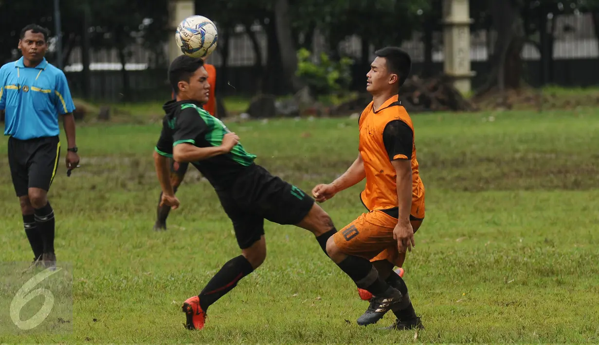 Pesepakbola dari SSB se Jakarta berebut bola saat mengikuti seleksi masuk Timnas Indonesia U-19 di Lapangan Wisma Aldiron, Jakarta, Kamis (23/2). Seleksi langsung dilakukan pelatih Timnas Indonesia U-19, Indra Sjafri. (Liputan6.com/Helmi Fithriansyah)