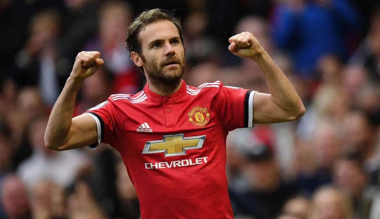 Juan Mata mengawali karier di Liga Inggris sejak tahun 2011 bersama Chelsea. Tiga musim berselang, Mata memutuskan untuk berlabuh ke Manchester United. Pemain berkebangsaan Spanyol tersebut tercatat mampu memberikan assist sebanyak 64 kali dalam 271 penampilannya di Liga Inggris. (AFP/Paul Ellis)