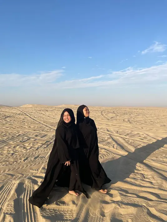 Banyak netizen yang menyebut Lala dan Sus Rini sebagai orang yang beruntung. Selain selalu bisa melancong, mereka bisa bertemu publik figur ternama kenalan Raffi Ahmad. (Liputan6.com/IG/@shela_lala96).
