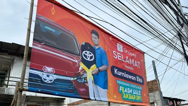 Setelah Viral di Media Sosial, 2 Pemenang Flash Sale Mobil Rp1 Ini Malah Muncul di Baliho Ibukota
