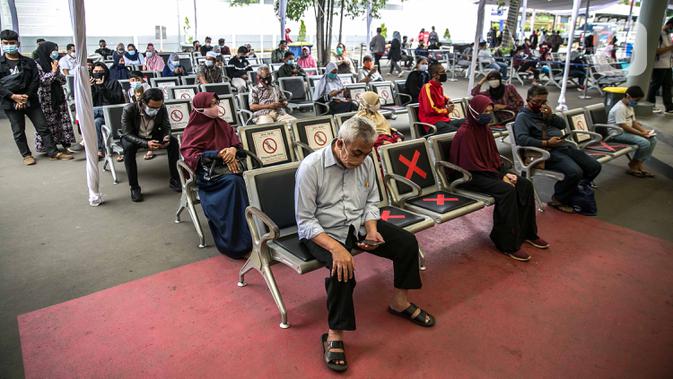 Calon penumpang mengantre untuk menjalani swab antigen di Stasiun Senen, Jakarta, Senin (21/12/2020). Penumpang kereta api jarak jauh menunjukkan surat bebas Covid-19 dengan melakukan tes PCR atau tes rapid antibodi yang masih berlaku 14 hari sejak diterbitkan. (Liputan6.com/Faizal Fanani)