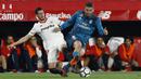 Pemain Real Madrid, Kovacic (kanan) berebut bola dengan pemain Sevilla, Escudero pada laga La Liga Santander di Sanchez Pizjuan stadium, Seville, (9/5/2018). Madrid kalah 2-3 dari Sevilla.  (AP/Miguel Morenatti)