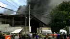 Kebakaran ini diduga dipicu percikan api dari alat pemotongan kardus di dalam gudang pengemasan.