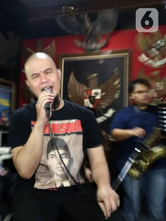 Musisi Ahmad Dhani saat berlatih musik dengan rekan-rekannya di Studio Republik Cinta, Jakarta, Selasa (30/12/2019). Latihan ini merupakan persiapan menjelang penampilannya di panggung Sound Flare Xperience 2020 di area Pasar Gambir JIEXPO pada Februari 2020 mendatang. (Fimela.com/Bambang E. Ros)