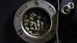 Kopi sedang dipanggang di salah satu kedai kopi di kawasan Permata Hijau, Jakarta, Kamis (14/7/2022). Usaha kedai kopi menjadi salah satu bisnis yang paling diminati masa kini, terbukti dalam konsumsi kopi di Indonesia yang meningkat pesat hingga 50 persen sejak 3-4 tahun terakhir. (Liputan6.com/Johan Tallo)