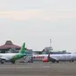 Sejumlah pesawat maskapai penerbangan terparkir di Bandara Soekarno Hatta, Tangerang, Senin (6/7/2020). PT Angkasa Pura II (Persero) akan mengkordinasikan permintaan maskapai untuk slot penerbangan, rute penerbangan dan frekuensi penerbangan di dalam satu rute. (Liputan6.com/Angga Yuniar)