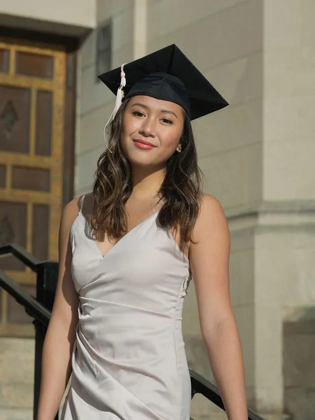 Potret Mayzura Munaf Adik Sherina Lulus dari Boston University. (Sumber: Instagram/mayzurstla)