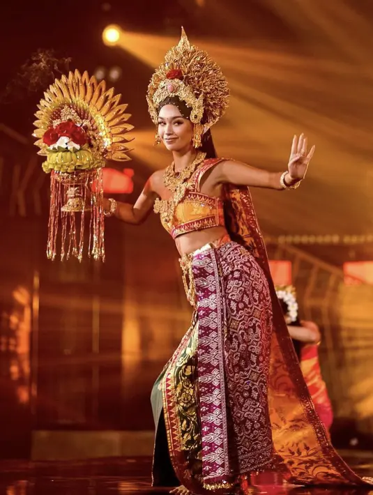 Makna dari kostum nasional tersebut ialah Kostum simbol rasa syukur kepada Tuhan sebagai pencipta alam semesta biasanya diusung oleh wanita Bali.  (@thesophiarogan)