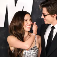 Millie Bobby Brown dan Jake Bongiovi  (Charly TRIBALLEAU / AFP)