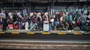 Sebanyak 47.225 penumpang diproyeksikan menggunakan kereta api di wilayah KAI Daop 8 Surabaya pada Selasa (17/3/2026). Tampak dalam foto, para penumpang menunggu untuk naik kereta di stasiun Gubeng, Surabaya, Jawa Timur, Selasa 17 Maret 2026. (JUNI KRISWANTO/AFP)